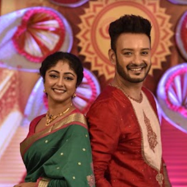 অনুষ্ঠানে ‘পুজোর পেটপুজো’ পর্বে বান্ধবী সুস্মিতা দে-কে নিয়ে হাজির ছিলেন অভিনেতা সাহেব ভট্টাচার্য। রিল ও রিয়্যাল, দুই জীবনেই চুটিয়ে প্রেম করছেন সাহেব-সুস্মিতা। তাঁদের হাবেভাবেই স্পষ্ট ধরা দিয়েছে সেই প্রেমের রসায়ন। সবুজ বোমকাই শাড়িতে সুস্মিতা আর সাদা ধুতি আর লাল পাঞ্জাবিতে সাহেবকে মানিয়েছে দারুণ! 