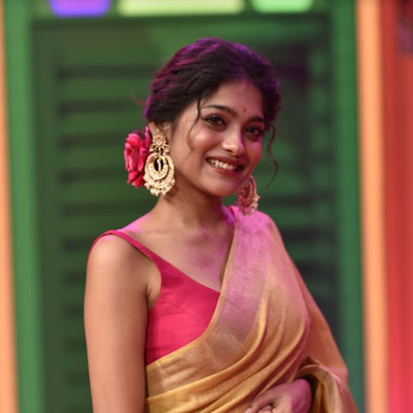 ‘ক্যাটাগরি জ়েড’ পর্বের আড্ডা অংশ নিয়েছিলেন অভিনেত্রী অনুষা বিশ্বনাথন। তিনি ক্যামেরাবন্দি হলেন একেবারে পুজোর সাজে। সোনালি রঙের লিনেন শাড়ির সঙ্গে ফুশিয়া গোলাপি রঙের ব্লাউজ়। খোঁপায় ফুল, কানে চাঁদবালি, হালকা মেকআপেই মোহময়ী সাজে ধরা দিলেন অভিনেত্রী। ‘ক্যাটাগরি জ়েড’-এর অংশ হয়েও তাঁর পুজোর সাজে কিন্তু সাবেকিয়ানাই ধরা পড়ল।