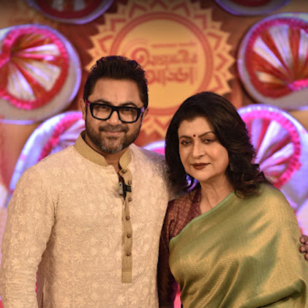 পুজোতেই রিলিজ় করছে ‘শাস্ত্রী’। আপাতত ছবির প্রচারে ব্যস্ততা তুঙ্গে সোহম চক্রবর্তী ও দেবশ্রী রায়। ছবির প্রচারের ফাঁকেই ‘আগমনীর আড্ডা’য় শামিল হলেন সোহম-দেবশ্রী। সোহমের পরনে ঘিয়ে পাঞ্জাবি আর দেবশ্রীর পরনে পেস্তা রঙের ব্রোকেড শাড়ি। নবীন-প্রবীণ ধরা দিলেন একই ফ্রেমে।