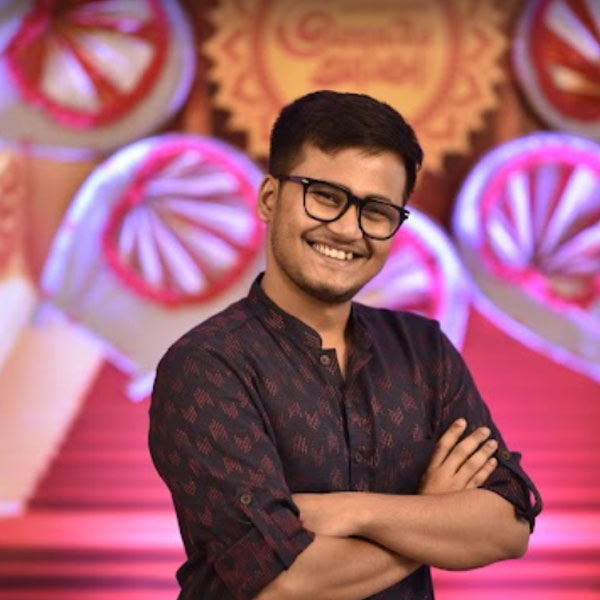 জেন জ়ি-দের পুজো কেমন কাটে, সেই নিয়ে অনুষ্ঠানের ‘ক্যাটাগরি জ়েড’ পর্বে হাজির ছিলেন ঋতব্রত মুখোপাধ্যায়। পুজোর সাজ হোক কিংবা কোনও আড্ডার আসর, স্বাচ্ছন্দ্যের সঙ্গে আপস করতে নারাজ অভিনেতা। জিন্‌স আর নীল রঙের কুর্তা পরেই ছিমছাম সাজে ধরা দিলেন তিনি। 