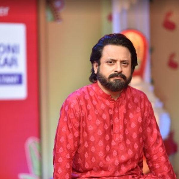 ‘বহুরূপী’ ছবির প্রচারের কাজে ব্যস্ত পরিচালক ও অভিনেতা শিবপ্রসাদ মুখোপাধ্যায়। তারই মাঝে আনন্দবাজার অনলাইনের ‘আগমনীর আড্ডা’য় হাজির হয়েছিলেন তিনি। সাদা ধুতি আর লাল পাঞ্জাবিতে একেবারে বাবু সাজে ক্যামেরাবন্দি হয়েছেন তিনি। পুজোর সাজে ধুতি থাকাটা ‘মাস্ট’ শিবপ্রসাদের কাছে। 