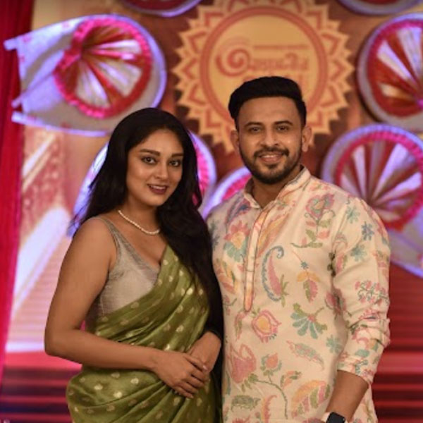 পুজোর ফ্যাশন নিয়ে আড্ডা দিতে অনুষ্ঠানে হাজির ছিলেন অভিনেত্রী বিবৃতি চট্টোপাধ্যায় ও অনিন্দ্য চট্টোপাধ্যায়। অনিন্দ্যর সাদা পাঞ্জাবিতে ফুলেল নকশা করা আর সবুজ সিল্কের শাড়িতে ক্যামেরাবন্দি হয়েছেন বিবৃতি। দু’জনের সাজেই ছিল পুজো পুজো ভাব। 