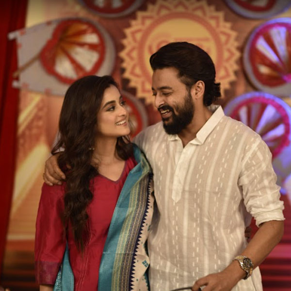 বিয়ের পর প্রথম পুজো অভিনেতা সৌরভ দাস ও অভিনেত্রী দর্শনা বণিকের। পুজোর আগেই এই জুটি হাজির হয়েছিলেন ‘আগমনীর আড্ডা’য়। দর্শনার পরনে গোলাপি চুড়িদার আর সৌরভের পরনে সাদা পাজামা-পাঞ্জাবি। দু’জনের চোখেমুখে যেন এখনও লেগে নতুন প্রেমের ছোঁয়া।