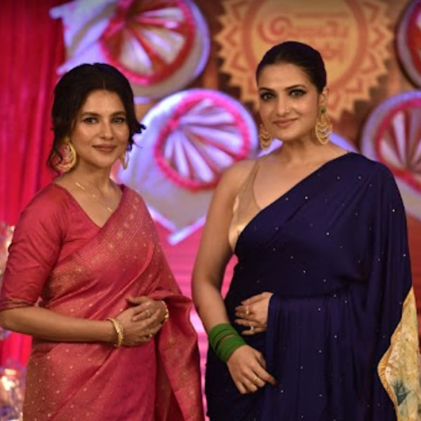 পুজোর সাজগোজ নিয়ে আড্ডা দিতে অনুষ্ঠানে যোগ দিয়েছিলেন অভিনেত্রী পায়েল সরকার ও তনুশ্রী চক্রবর্তীও। দু’জনের সাজই ছিল নজরকাড়া। গোলাপি সিল্কের শাড়ি আর সোনালি গয়নায় সেজেছিলেন পায়েল। তনুশ্রীর সাজে ছিল আবার খানিকটা নবমীর ছোঁয়া। নীল জর্জেট শাড়ি আর রুপোলি হাতকাটা ব্লাউজ় ছিল তাঁর পরনে। 