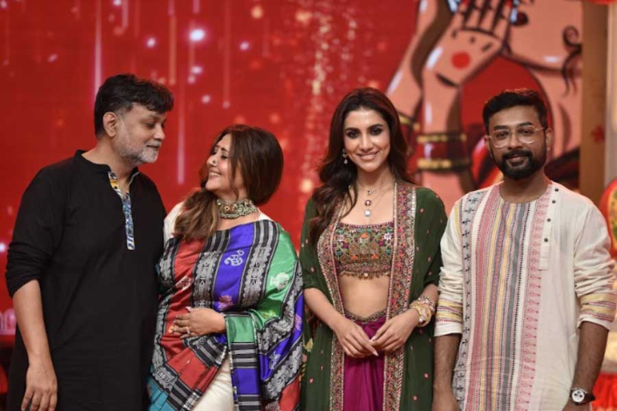 ‘আগমনীর আড্ডা’য় হাজির হয়েছিল ‘টেক্কা’ ছবির টিম। কালো পাঞ্জাবিতে পরিচালক সৃজিত মুখোপাধ্যায় টেক্কা দিয়েছেন নায়িকাদের সাজকেও। অভিনেত্রী স্বস্তিকা মুখোপাধ্যায়ের পরনে রঙিন সিল্কের শাড়ি, অন্য দিকে রুক্মিণী মৈত্রর সাজে ছিল আধুনিকতার ছোঁয়া। ইন্দো-ওয়েস্টার্ন ক্রপ টপ, স্কার্ট আর শ্রাগে মোহময়ী রূপে ধরা দিয়েছেন নায়িকা।