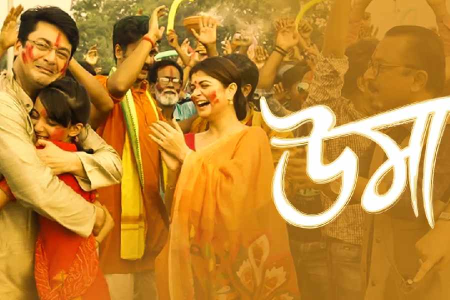 উমা: গল্পটা ৭ বছরের ইভান লেভারসেজের গল্প। ক্যানসারে মৃত্যুপথযাত্রী ইভানের ইচ্ছেয় কানাডার সেন্ট জর্জের বাসিন্দারা ২০১৫-র অক্টোবরেই তৈরি করেছিলেন আস্ত একটা বড়দিন। কিন্তু ডিসেম্বরের ‘বড়দিন’ আসার আগেই মারা যায় সে। এই ঘটনার আধারেই কলকাতার দুর্গাপুজোকে ক্যামেরায় ধরেছিলেন সৃজিত মুখোপাধ্যায়। ছোট্ট উমার জন্য মার্চ-এপ্রিলেই কলকাতায় ফুটিয়ে তুলেছিলেন সিনেমার সেটের মতো দুর্গাপুজো।