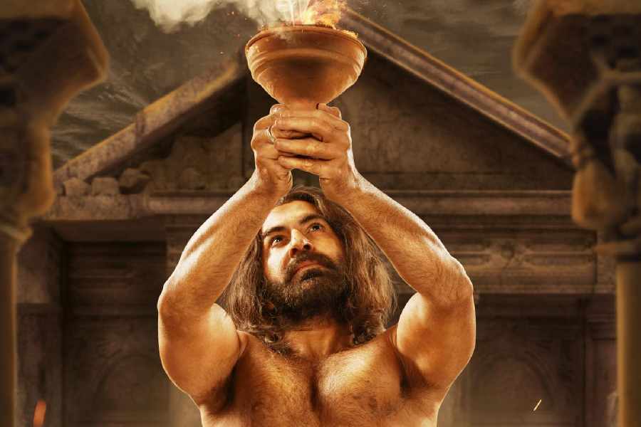 অসুর: ২০২০ সালে মুক্তি পেয়েছিল জিৎ, নুসরৎ জাহান এবং আবীর চট্টোপাধ্যায় অভিনীত ছবি ‘অসুর’। মূল ধারার ছবি হলেও ভিন্ন স্বাদের বুননটা বেশ ভালই দেখিয়েছিলেন পরিচালক পাভেল। একজন শিল্পীর জীবনের ওঠাপড়া, তাঁর বেঁচে থাকার লড়াই, সবটাই অপূর্বভাবে ফুটিয়ে তুলেছিলেন তিনি এবং সেই সঙ্গে অবশ্যই দর্শকদের মন ছুঁয়ে ছিল দুর্গাপুজোর আমেজ। 