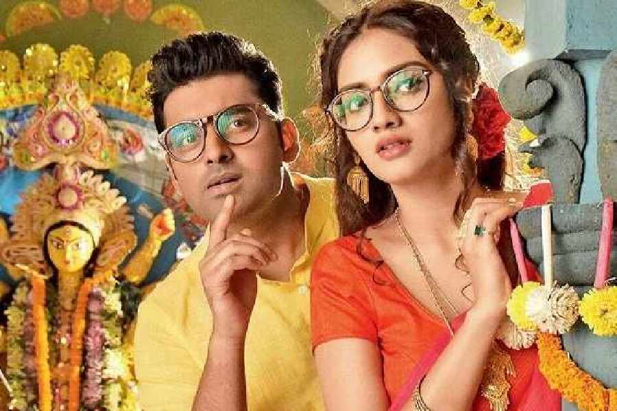 বলো দুগ্‌গা মাইকি: ২০১৭ সালে পুজোর আবহেই মুক্তি পায় অঙ্কুশ হাজরা-নুসরত জাহান অভিনীত ‘বলো দুগ্‌গা মাইকি’। দম ফাটা হাসির মেজাজ, আদ্যোপান্ত বাণিজ্যিক ছবি এবং তার সঙ্গে বনেদি বাড়ির দুর্গাপুজোর প্রেক্ষাপট। সব মিলিয়ে পুজোর মরশুমে এর থেকে মন ভাল করা ছবি আর কী হতে পারে!