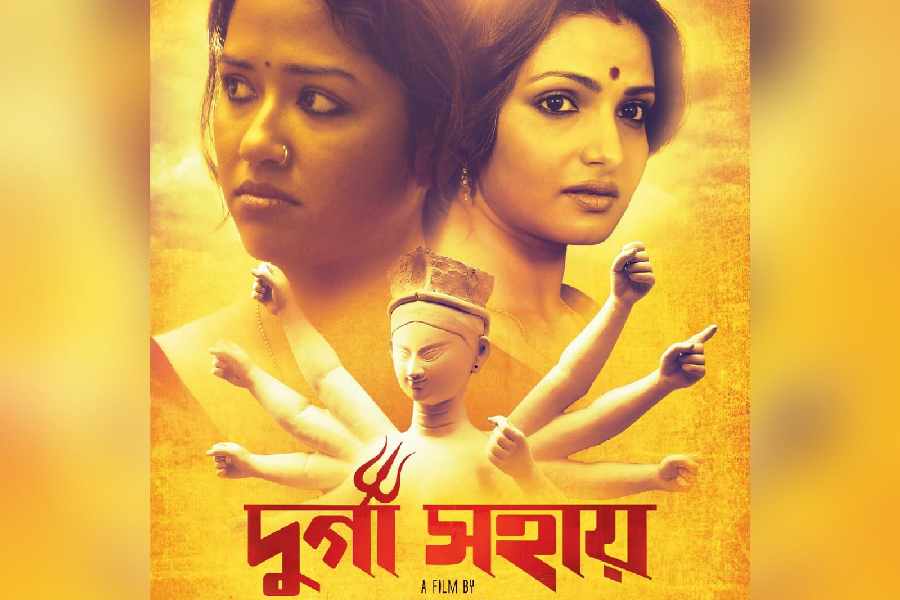 দুর্গা সহায়: পরিচালক অরিন্দম শীলের ছবি ‘দুর্গা সহায়’ ছবিটিকেও এই তালিকায় রাখতে হয়। বনেদি বাড়িতে কাজের লোক হয়ে আসে দুগ্‌গা নামের এক মেয়ে। কিন্তু তার মধ্যেই অকালে হারিয়ে যাওয়া মেয়েকে দেখতে পায় বাড়ির ছোট বউ। কিন্তু এর মধ্যেই চুরির অভিযোগ ওঠে তার বিরুদ্ধে। তারপর? উত্তরটা যাদের অজানা, তারা সময় করে দেখেই ফেলতে পারেন এই ছবি। 