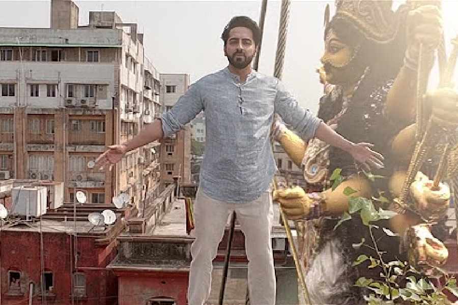 মেরি পেয়ারি বিন্দু: ২০১৭ সালে মুক্তি পায় ‘মেরি পেয়ারি বিন্দু’। সিনেমার শুরুতেই প্রথম দৃশ্যে মা দুর্গাকে ‘সঙ্গী’ করে বাঙালির আবেগকে বেশ ভাল ধরেছিলেন পরিচালক অক্ষয় রায়। এমনিতেই ছবির একটি বড় অংশ জুড়ে রয়েছে শহর কলকাতা। তার উপর দুর্গাপুজোর সিকোয়েন্স যেন উপরি পাওনা। 