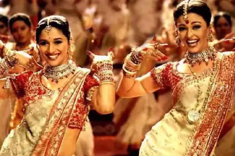 দেবদাস: সঞ্জয় লীলা ভন্সালীর ‘দেবদাস’ ছবিতে দুর্গাপুজোর সময়ে মাধুরী দীক্ষিত এবং ঐশ্বর্যা রাইয়ের ‘ডোলা রে’ গানের দৃশ্য কার না মনে আছে! দুই দশকের বেশি সময় কেটে গেলেও দর্শকদের মনে আজও টাটকা এই ছবি। 