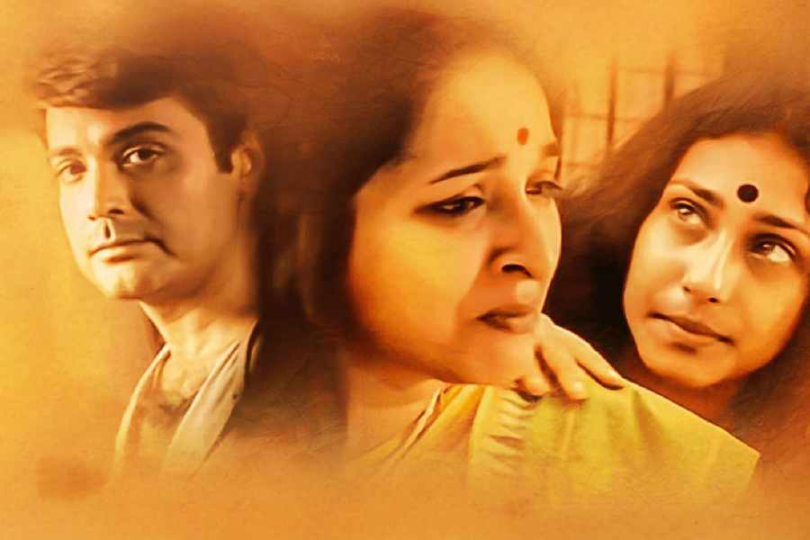 উৎসব: ঋতুপর্ণ ঘোষের হাত ধরে সেলুলয়েডের পর্দায় বহুবারই জায়গা করে নিয়েছে বাঙালির আপন ‘উৎসব’ দুর্গাপুজো। ২০০০ সালে মুক্তি পায় এই ছবি। ছবিটি দেখলেই বোঝা যায় এটির একটি বড় অংশ জুড়ে রয়েছে দুর্গাপুজো। বনেদিবাড়ি এবং যৌথ পরিবারের আবহকে পর্দায় তুলে ধরতে পারেন, তাঁর চেয়ে ভাল আর কে-ই বা ছিলেন!