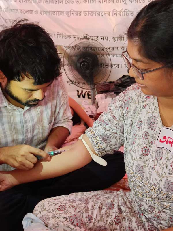 অনশনমঞ্চে সায়ন্তনী ঘোষ হাজরা।