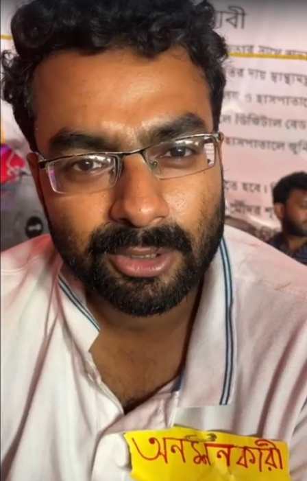 বৃহস্পতিবার অনশনমঞ্চে অনুষ্টুপ মুখোপাধ্যায়।