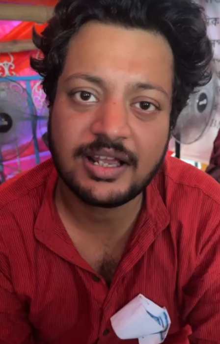 বৃহস্পতিবার অনশনমঞ্চে অর্ণব মুখোপাধ্যায়।