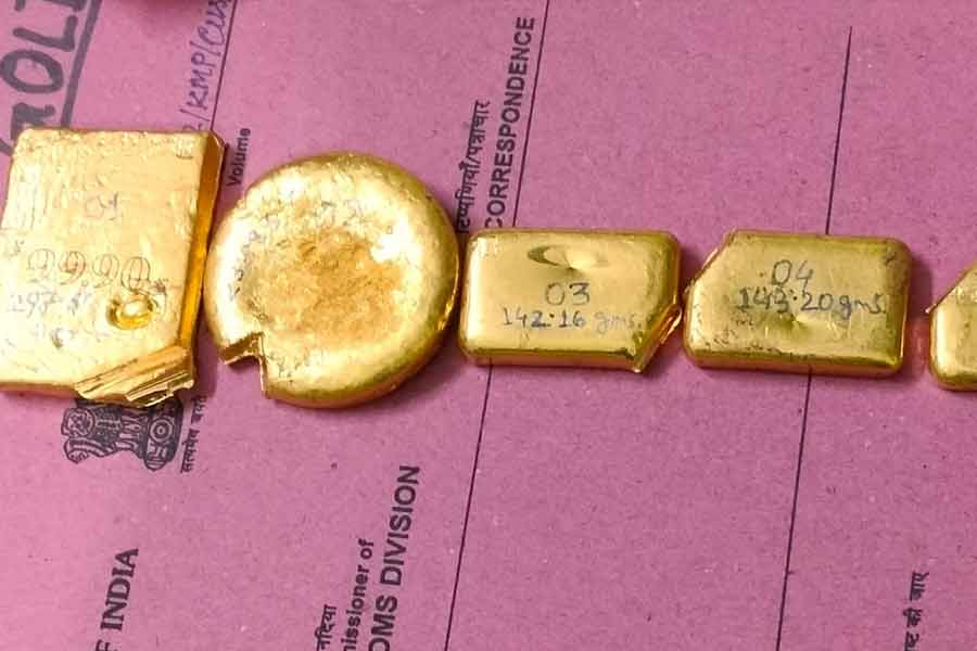 Gold worth lakhs recovered in karimpur from motorcycle box