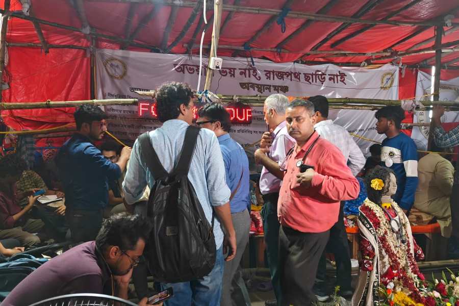 SSKM deployed four doctors for checking Health Status of Junior doctors who are on Hunger Strike