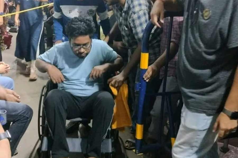হুইলচেয়ারে অনিকেত মাহাতো। বৃহস্পতিবার রাতে।