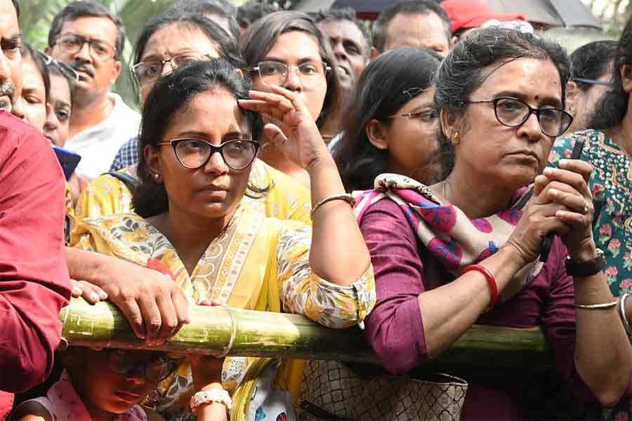 র্মতলায় আমরণ অনশন মঞ্চে (সপ্তমীর দিন) বিভিন্ন চিত্র l অনশন মঞ্চে হাজির সাধারণ মানুষরা, বড়দের সঙ্গে চিন্তিত ও একটু দেখার চেষ্টা শিশুরও।