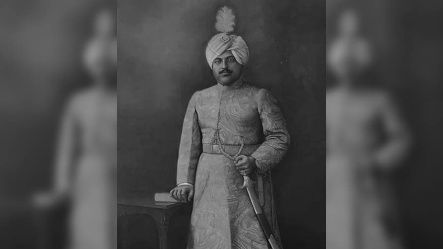 কথিত আছে, বর্ধমানের রাজপরিবারের নায়েব উদয়নারায়ণ ঘোষ ৮২০ বঙ্গাব্দে এই নাড়াজোল রাজবাড়ির প্রতিষ্ঠা করেন। 