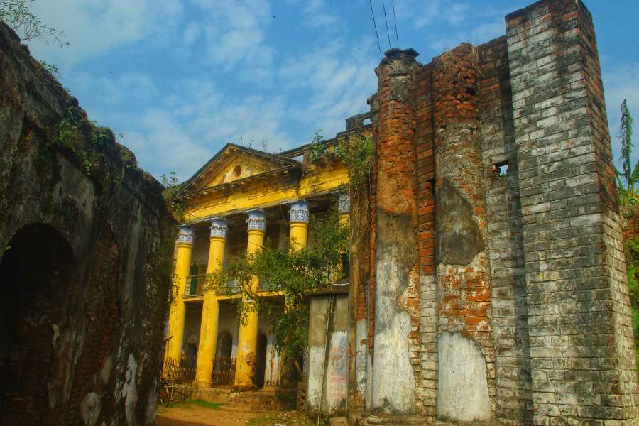 বাড়ি ফিরে সে রাতে স্বপ্নাদেশ পান উদয়নারায়ণ। সেই মতো ফের ওই জঙ্গলে গিয়ে অষ্টধাতুর একটি দুর্গামূর্তি উদ্ধার করেন তিনি। সে বছরই শুরু হয় এই দুর্গাপুজো।