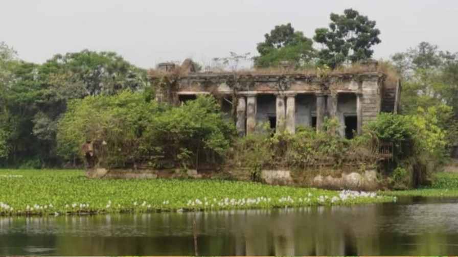 কলকাতার উদযাপন থেকে দূরে বনেদি পুজোর স্বাদ পেতে এক বার ঘুরে আসতেই পারেন নাড়াজোল রাজবাড়ির এই পুজো থেকে।