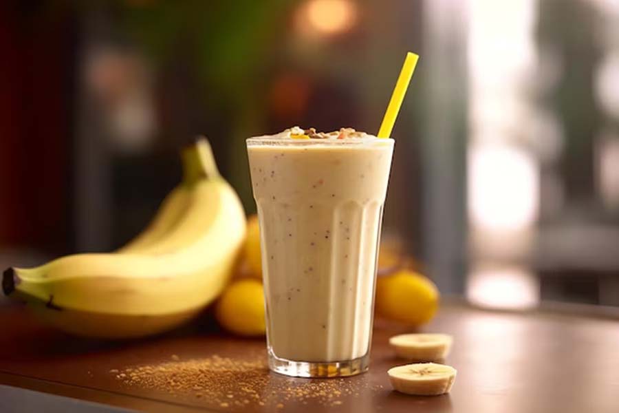 ভাজাভুজির বদলে পুষ্টিকর লস্যিতেও চুমুক দিতে পারেন।