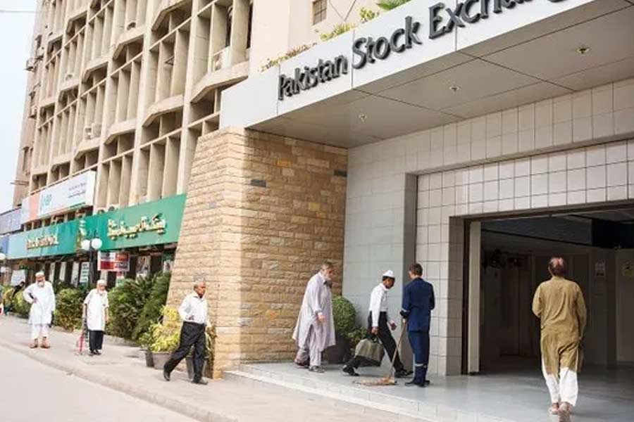 Pakistan stock market makes new record amid global market falls 