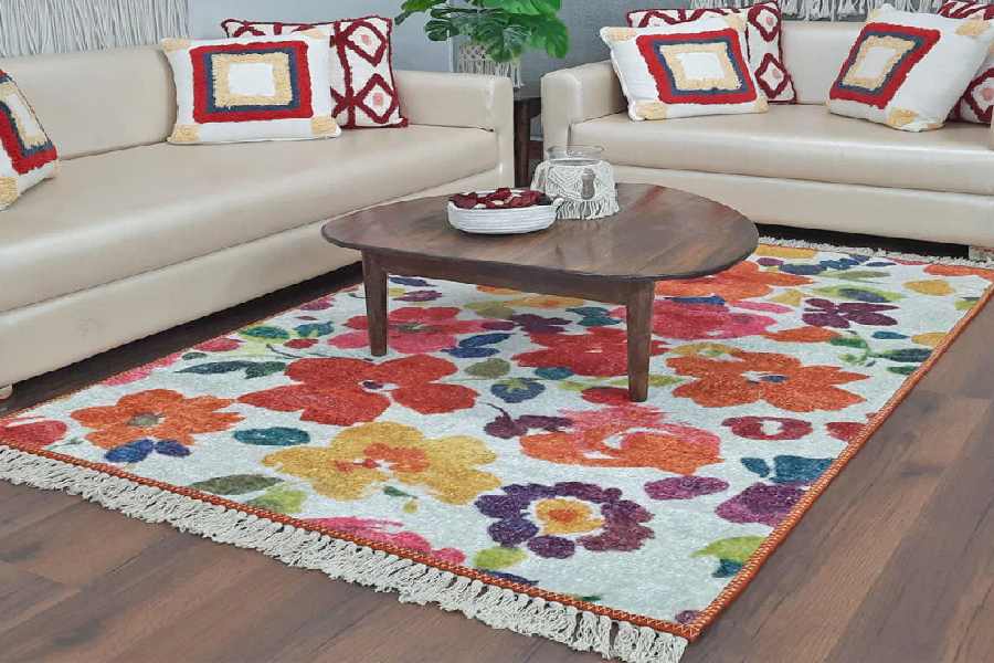 ফুলেল কার্পেট দিয়ে সাজিয়েে নিতে পারেন ঘর।