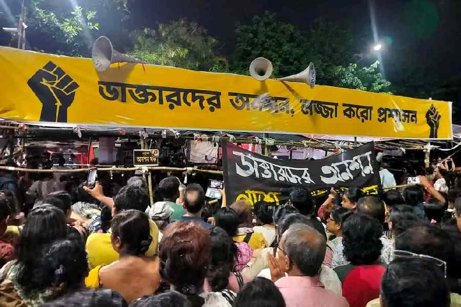 সাধারণ মানুষের জমায়েত ধর্মতলায়।