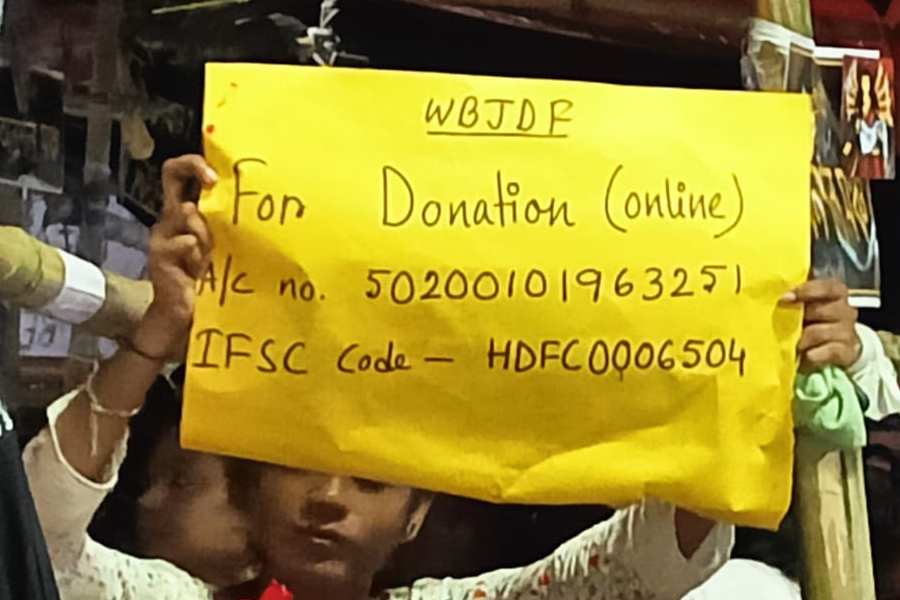 পোস্টার হাতে এক আন্দোলনকারী।