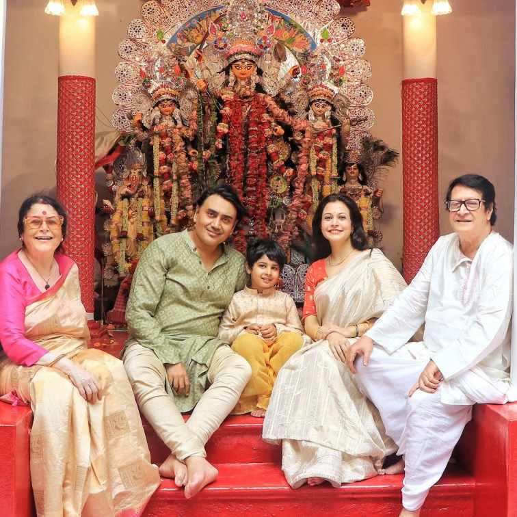 একেবারে পিকচার পারফেক্ট! একই ফ্রেমে বাবা-মা এবং পাশে স্বামী এবং সন্তান। কোয়েল মল্লিকের অষ্টমী কাটল অনেকটা এমন ভাবেই।