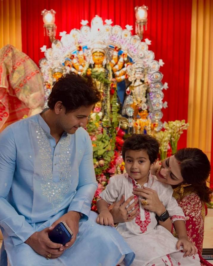 যেন মা-বাবার মধ্যমণি! ধুতি-পাঞ্জাবি পরে মা-বাবার মাঝখানে বসে একরত্তি ইশান। ভাইরাল যশ দাশগুপ্ত এবং নুসরত জাহানের অষ্টমীর ছবি।
