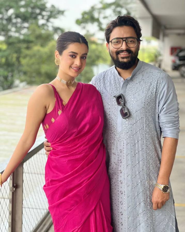 অষ্টমীতেও সাদামাটা সাজই পছন্দ দর্শনা বণিক এবং সৌরভ দাসের। এ দিন শাড়ি-পাঞ্জাবিতে সেজেগুজে ধরা দিলেন দুজনে। 