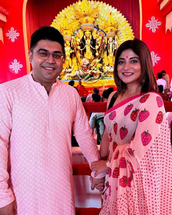 বিয়ের পর প্রথম পুজো। অষ্টমীটাও নিজেদের সঙ্গেই কাটালেন সন্দীপ্তা সেন এবং সৌম্য মুখোপাধ্যায়। শাড়ি-পাঞ্জাবিতে কেমন লাগছে জুটিকে? 
