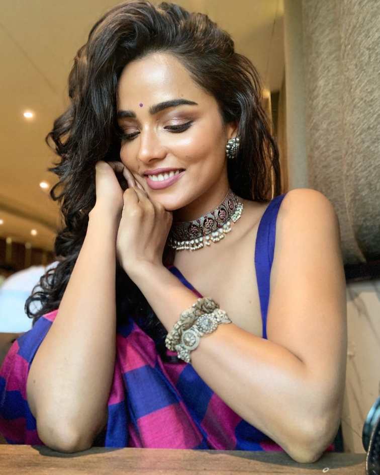 কোনও বিভ্রান্তি নয়, একেবারেই অষ্টমী এবং নবমীর শুভেচ্ছা জানিয়ে দিলেন অভিনেত্রী তুহিনা দাস। এ দিনের সাজে ছিল গোলাপি এবং নীলের মিশেলে সিল্কের শাড়ি, সঙ্গে নীল রঙের স্লিভলেস ব্লাউজ। 