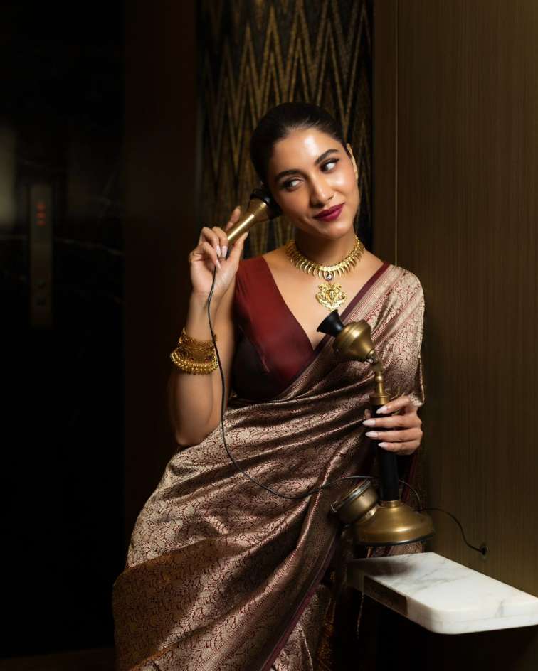 পুজোতে ছবি মুক্তি। এর থেকে বিশেষ আর কী হতে পারে! পুজোর সাজে কিন্তু ভালই 'টেক্কা' দিচ্ছেন রুক্মিণী মৈত্র।