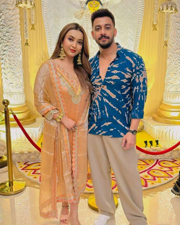 ডাকের সাজের শ্বেতশুভ্র প্রতিমা। সঙ্গে নজর কাড়ল বনি সেনগুপ্ত এবং কৌশানী মুখোপাধ্যায়ের যুগলবন্দি। 