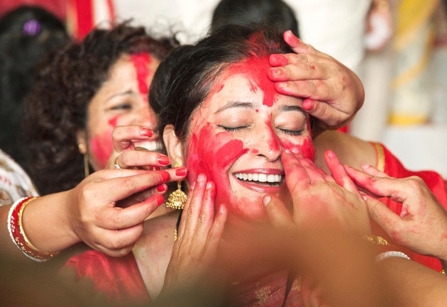 এ সব উপাদান একেবারেই ত্বকের বন্ধু নয়। সিঁদুর খেলার পরে তাই ত্বকের বিশেষ যত্ন নেওয়া খুব দরকার। কিন্তু কী ভাবে তা করবেন?