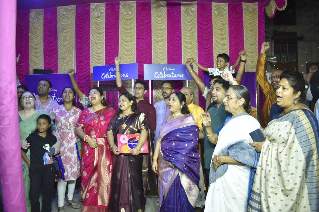 বয়স, লিঙ্গ, জাতি ধর্ম নির্বিশেষে বাঙালি মেতে ওঠে এই ধুনুচি নাচে। ধুনুচি নাচে পা মিলিয়েছেন। পা মিলিয়েছেন আবাসিক থেকে কমিটির সঙ্গে যুক্ত থাকা মানুষরাও। 