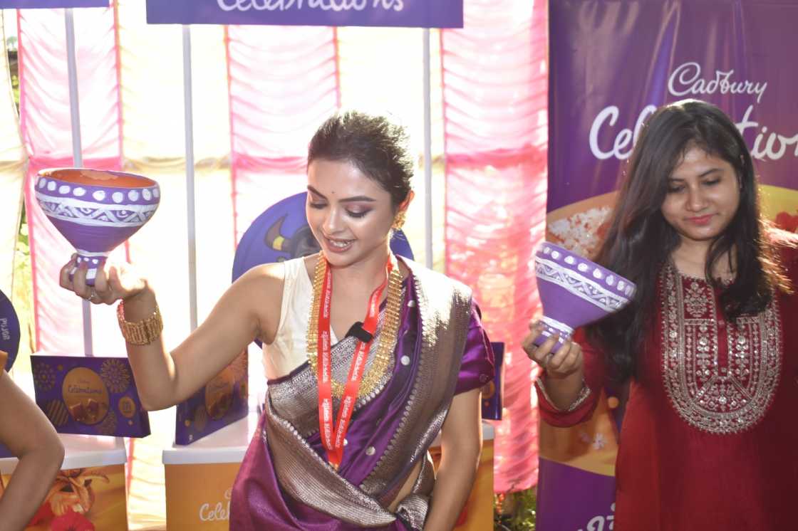 মণ্ডপে আগত দর্শনার্থী থেকে তারকা, সেখানে এসে ধুনুচি নাচে পা মিলিয়েছেন। ধুনুচি নাচে সামিল হয়েছেন অভিনেত্রী শোলাঙ্কি রায় সকলেই জমিয়ে উপভোগ করেছেন এই সেলিব্রেশন। 