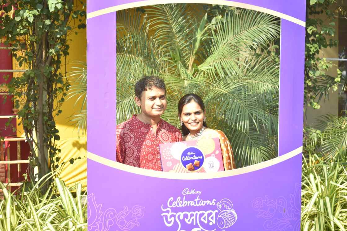 আবাসন এবং পাড়ার পুজো মিলিয়ে কলকাতা আটটি জায়গায় তৈরি করা হয়েছে ক্যাডবেরি সেলিব্রেশনস জ়োন। সেখানেই আয়োজন করা হয়েছে ধুনুচি নাচের।