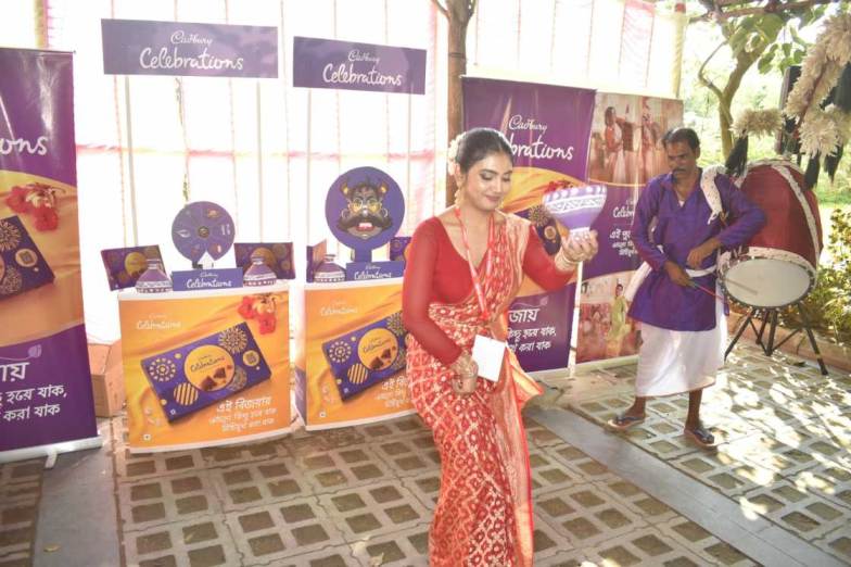 উৎসবের এই সুন্দর মুহূর্তে ঢাকের তালে, ধুনুচি নাচে কোমর দোলালেন অভিনেত্রী রাজনন্দিনী পাল। সঙ্গে চলল ক্যাডবেরি সেলিব্রেশনস্-এর সঙ্গে পুজোর মিষ্টিমুখও।