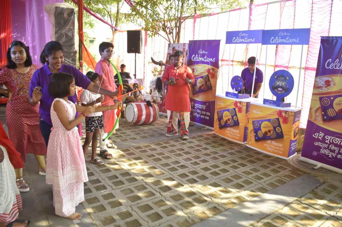 ধুনুচি নাচের পাশাপাশি, বেশ কয়েকটি মজাদার খেলারও আয়োজন করা হয়েছিল এই সমস্ত জায়গায়। তারকাদের পাশাপাশি মণ্ডপে আগত দর্শনার্থীরাও সেই খেলাগুলিতে অংশ নিয়েছিলেন।