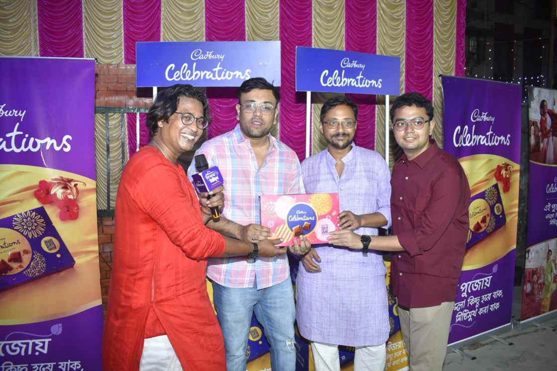 পুজোর সন্ধ্যের ভিড়ের মধ্যেও দর্শনার্থীরা পৌঁছে গিয়েছিলেন ক্যাডবেরি সেলিব্রেশনস জ়োনে। মেতে উঠেছিলেন নানান খেলায়। পুজো শেষ হলেও এই আনন্দের রেশ কাটতে আরও কয়েকদিন লাগবে বাঙালির। সকলকে জানাই শুভ বিজয়ার অভিনন্দন ও আন্তরিক ভালবাসা।