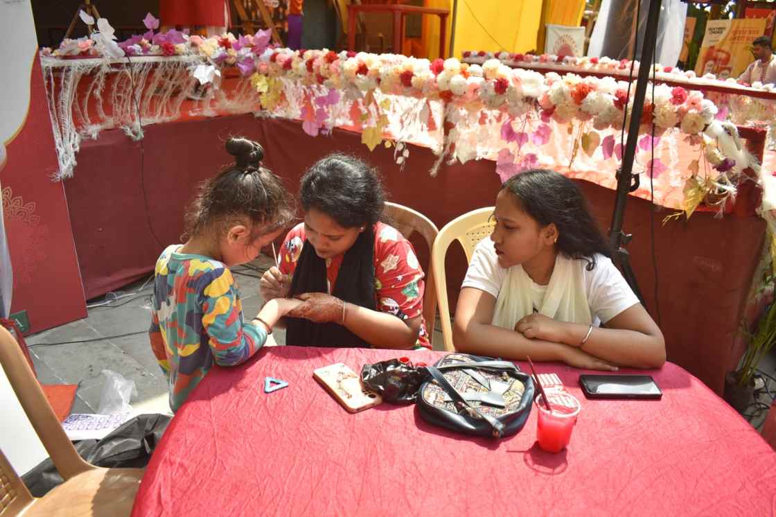 সেই ঐতিহ্যকেই অভিনবভাবে ফুটিয়ে তুলতে এই বছরেও উদ্যোগী হয়েছিল ক্যাডবেরি সেলিব্রেশনস। সঙ্গী ছিল আনন্দবাজার অনলাইন।