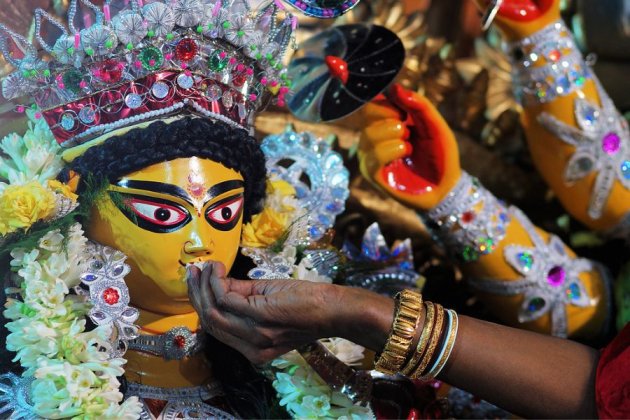 বিজয় দশমী মানেই উমাকে চোখের জলে বিদায় দেওয়ার পালা। হিন্দু ধর্ম অনুসারে, এই দিন দুর্গপুজো বা নবরাত্রির শেষ দিন এবং দেবী দুর্গার বিসর্জন। আবার আগামী বছরের জন্য অপেক্ষা শুরু।