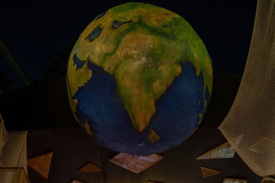 মণ্ডপের ভিতরে পৃথিবী