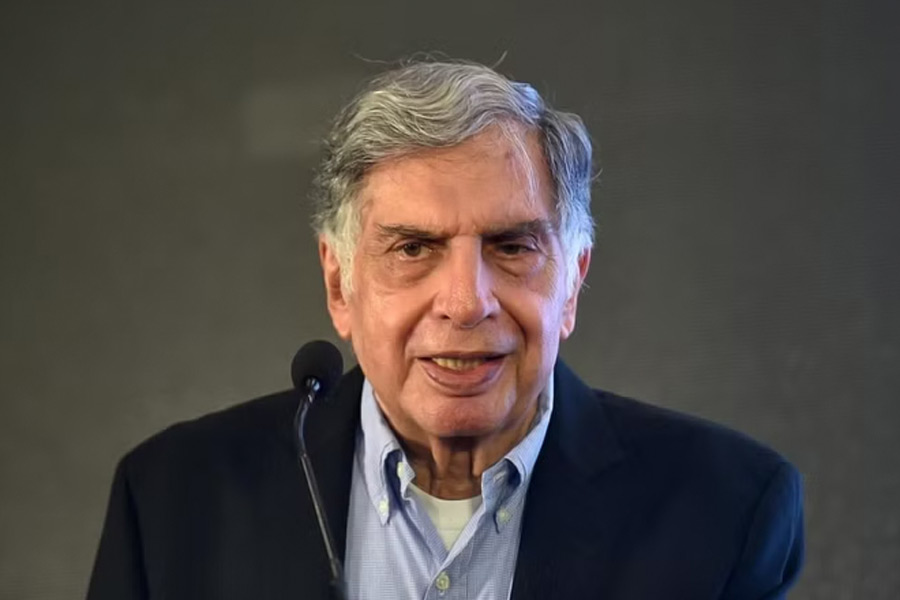 মুম্বইয়ের বান্দ্রা এলাকা দিয়ে রাস্তা পারাপার করছিলেন গুফি। সেই সময় রতন তাঁর গাড়ি নিয়ে গুফির সামনে এসে দাঁড়িয়েছিলেন। গুফি বলেছিলেন, ‘‘হঠাৎ দেখলাম আমার সামনে এক বিরাট গাড়ি এসে দাঁড়িয়ে পড়ল। গাড়ির সামনের আসনে বসেছিলেন রতন। গাড়ির পিছনে বসেছিল দু’টি বিশাল কুকুর।’’