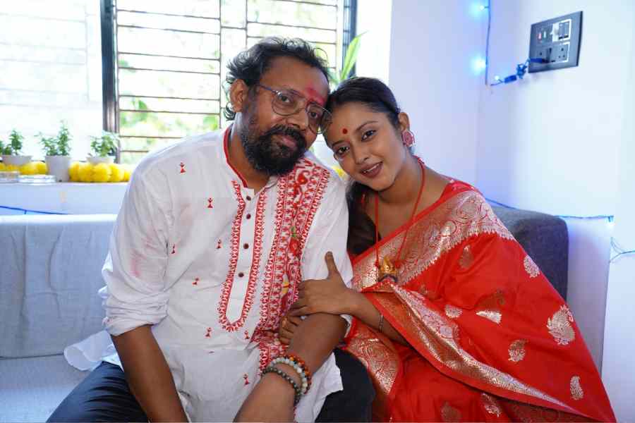 পুজোর বয়স ১০। এতদিন অফিসে পুজো হলেও এই প্রথম বার মাকে নিজেদের ফ্ল্যাটে বরণ করে আনা। পুজোর প্রস্তুতিতে কোনও খামতি রাখেননি অভিনেত্রী শ্রুতি দাস এবং তাঁর স্বামী স্বর্ণেন্দু সমাদ্দার।     